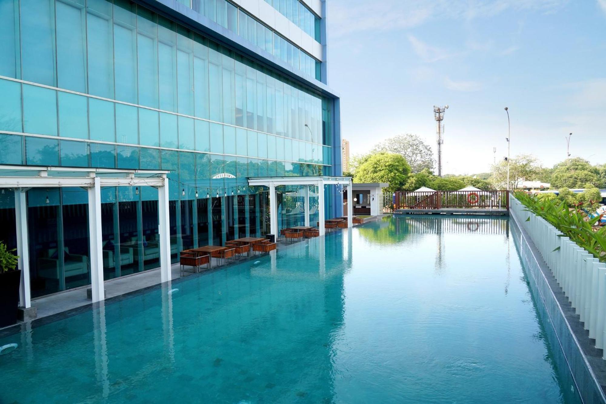Holiday Inn Express Jakarta International Expo By Ihg Jacarta Exterior foto